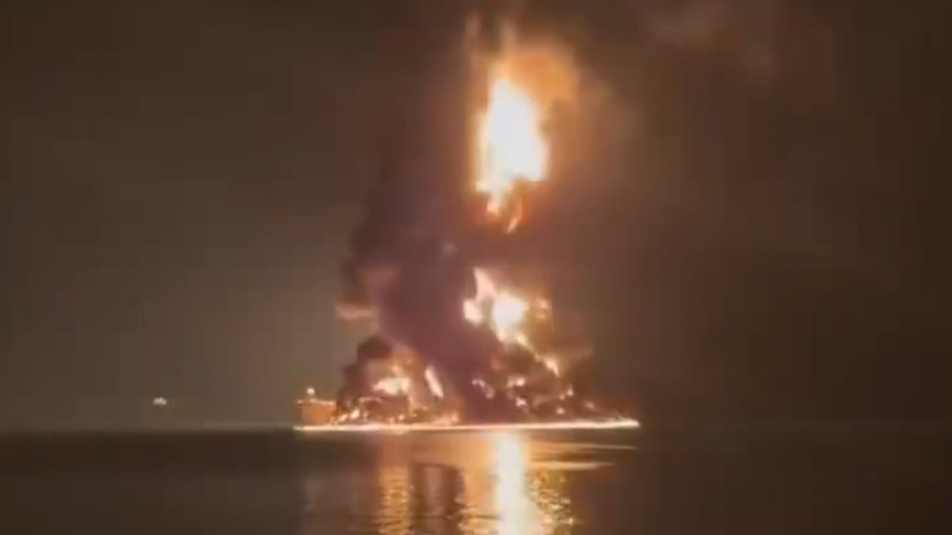 3月27日 突发！霍尔木兹海峡彻底关闭！又一艘油轮被击沉！在伊朗格什姆岛附近搁浅！