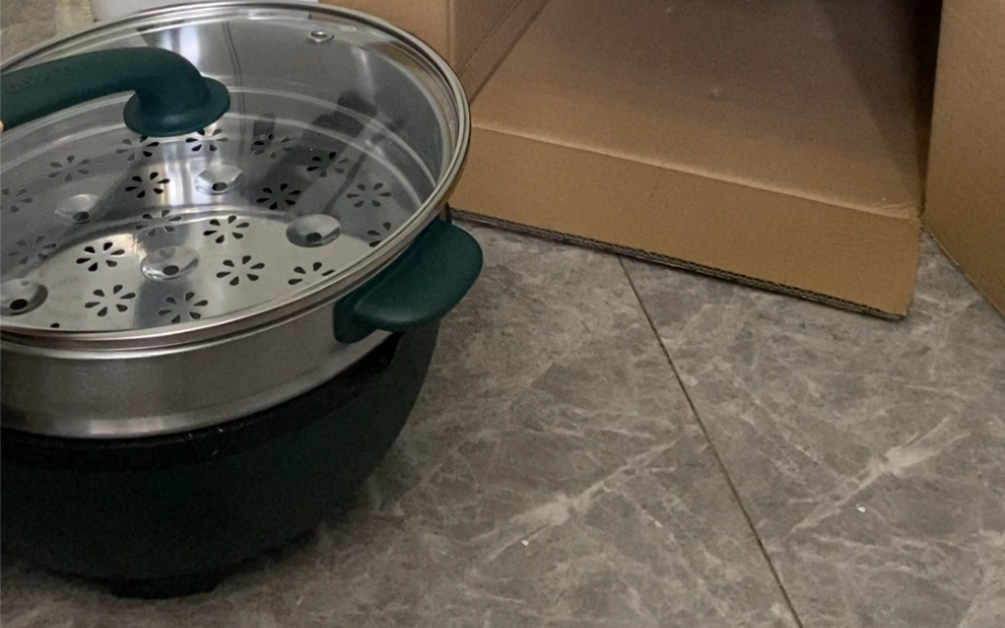 苏泊尔电炒锅开箱，出租房做饭神器，功能齐全还不占地方。175元，包含锅、立盖、蒸屉、竹铲