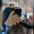 男子在公交车上殴打女子，车上的人竟冷眼旁观！