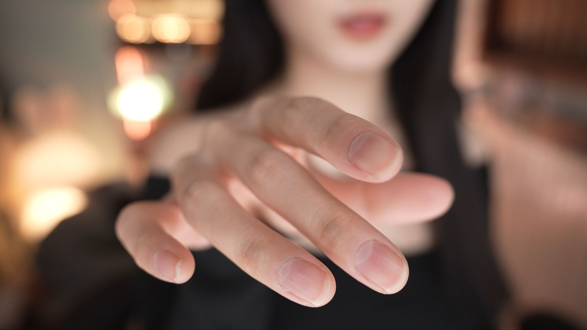 【充电】asmr 边摸眼睛边在耳边呢喃低语