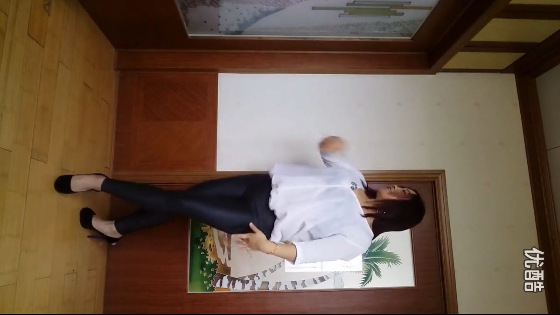 娜娜紧身皮裤广场舞