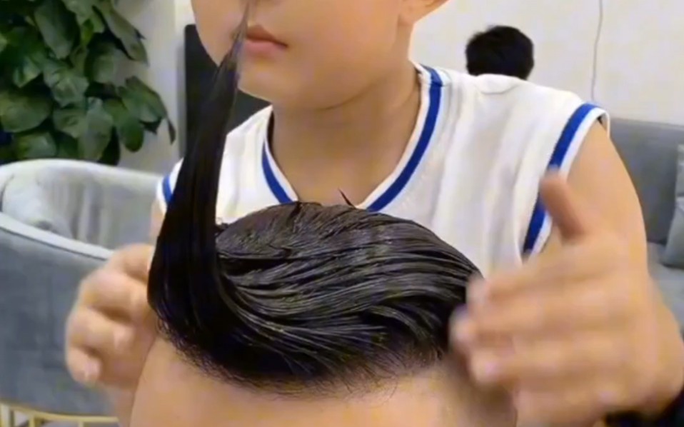 10岁小男孩凭借心灵手巧的发型设计走红网络
