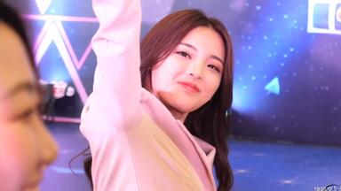 魔都与少女 杨超越和<em class="keyword">龙梦柔</em>的成名故事