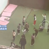 幼儿园小朋友做操期间 一幼儿园老师用脚踢多名小孩 还当众扒小孩裤子打屁股