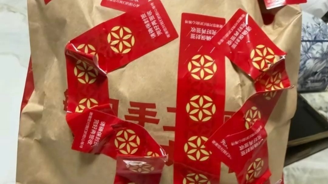 男子凌晨点塔斯汀外卖，餐袋上被封签刻意拼凑出辱骂字样，当事人：涉事门店称将开除员工并十倍补偿