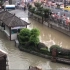 重庆嘉陵江水位上涨洪水涌进洪崖洞，游客淡定拍照打卡