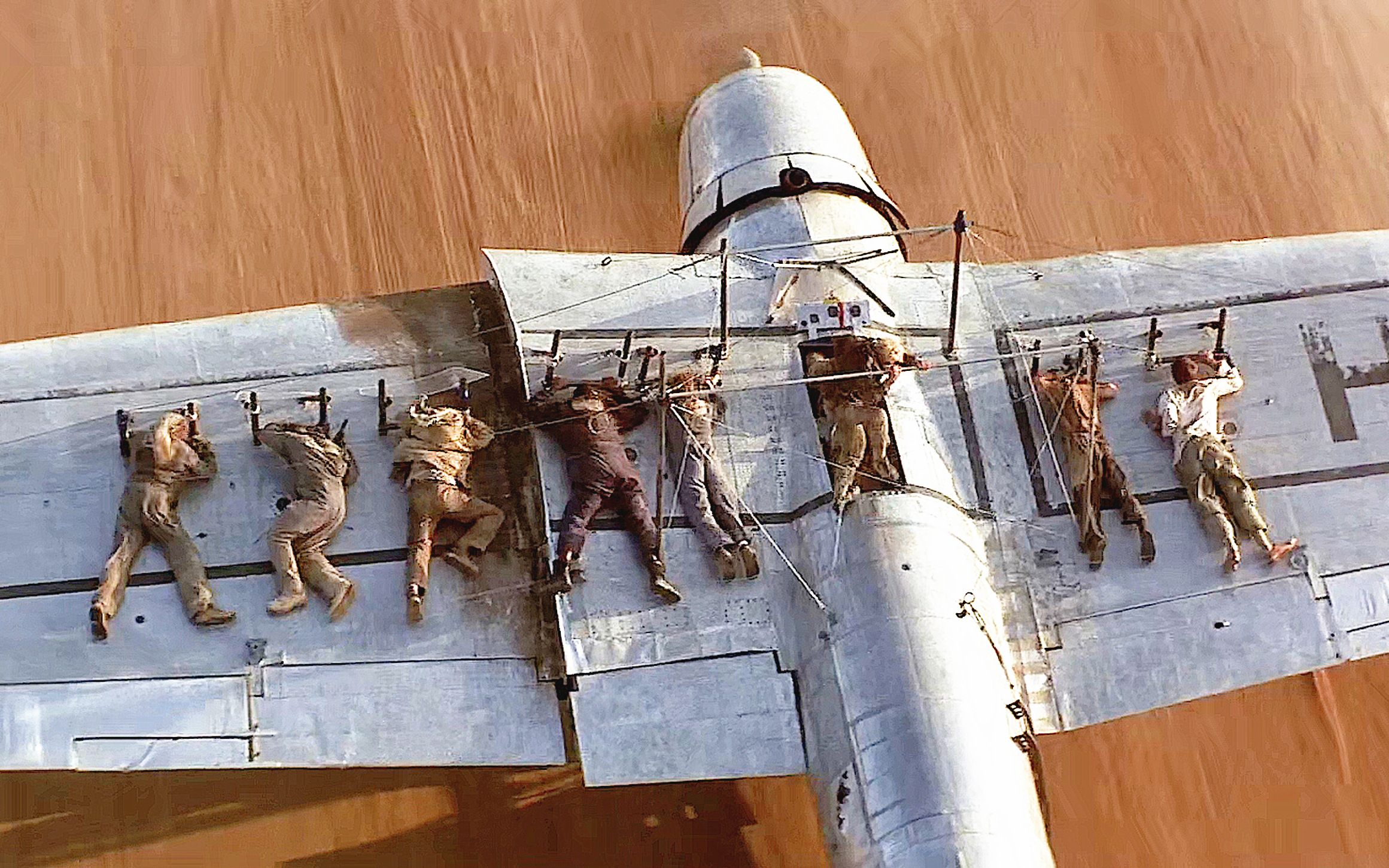 为了逃离沙漠，几人徒手造一架没座位的飞机，趴机翼上成功起飞！