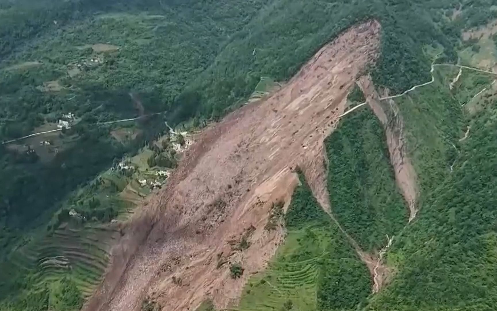 航拍贵州大方山体滑坡救援现场：无人机运送生命探测仪 滑坡体最宽处240米