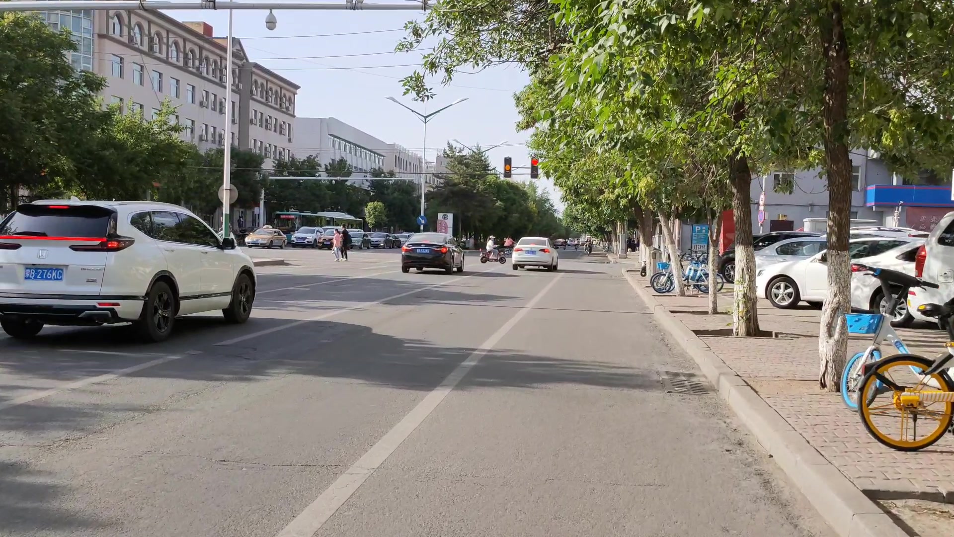 实拍内蒙古包头市白云鄂博路,继续骑行带大家看鹿城城市街道风景_哔哩