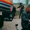 小 马 拉 大 车