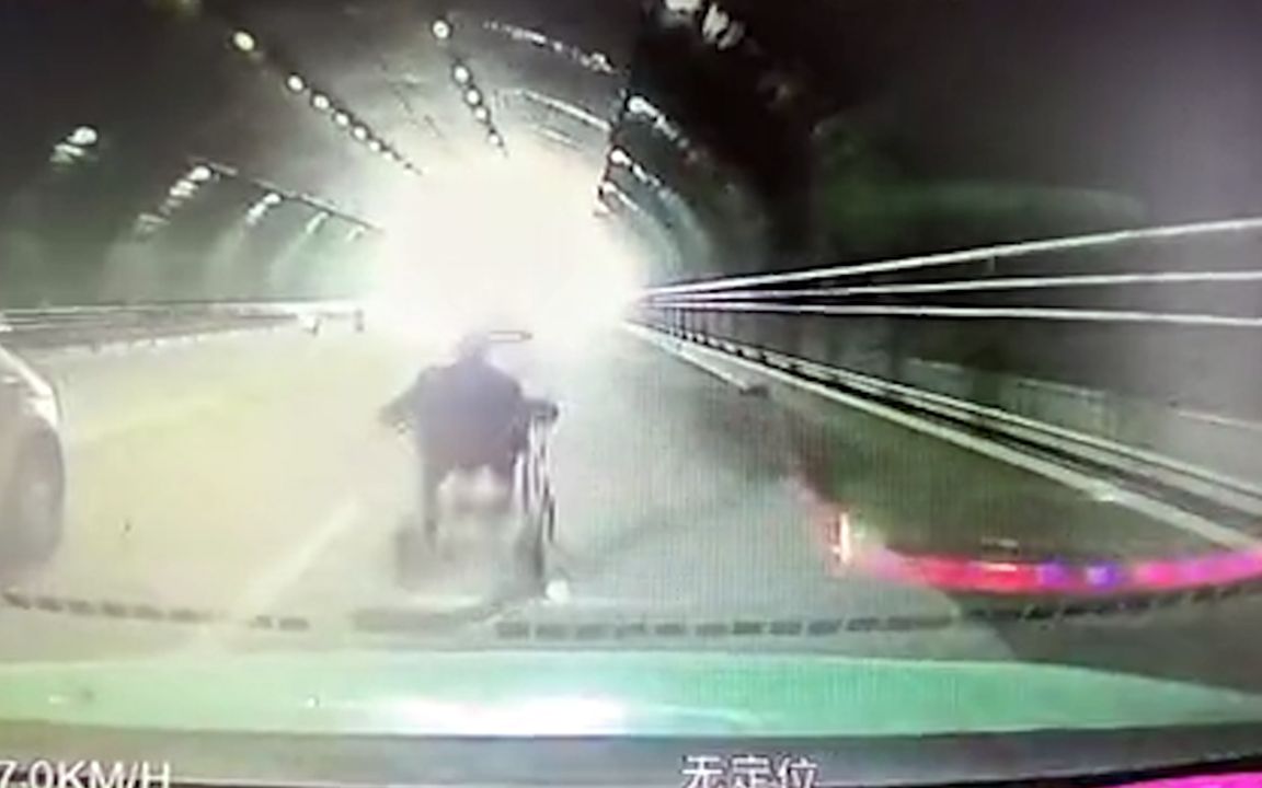 91岁老人隧道内开电动轮椅，被撞飞当场身亡，记录仪曝光惊险瞬间