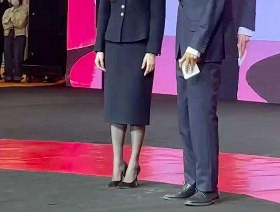 江疏影黑丝高跟鞋参加品牌活动，御姐配黑丝这谁受得了