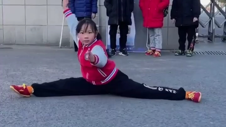 中华武术走进校园，一个小姑娘在校门前武术演练！棒！