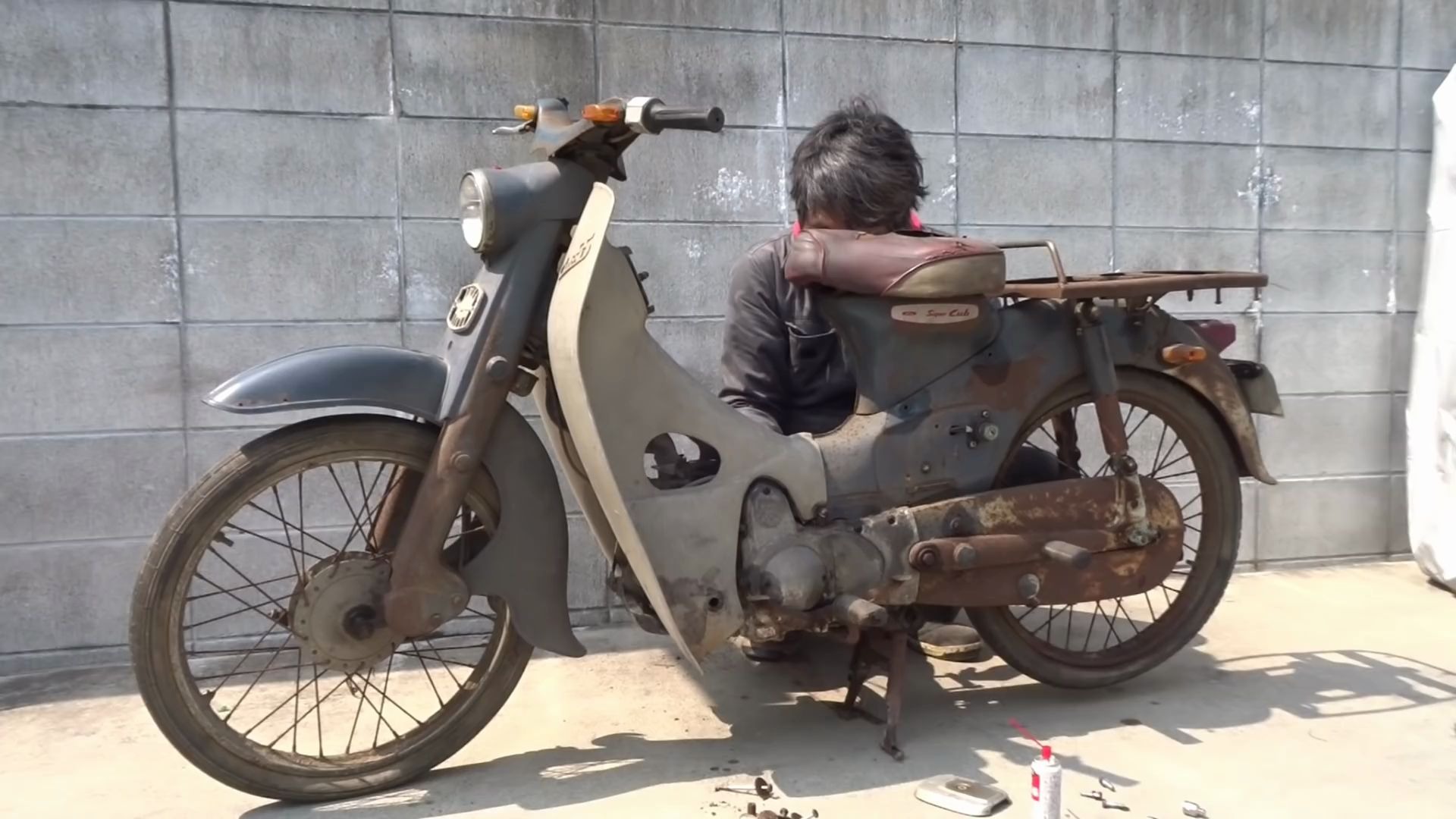 找到一辆被弃置了30年的本田SUPER CUB超级幼兽摩托车，简单维修即可上路