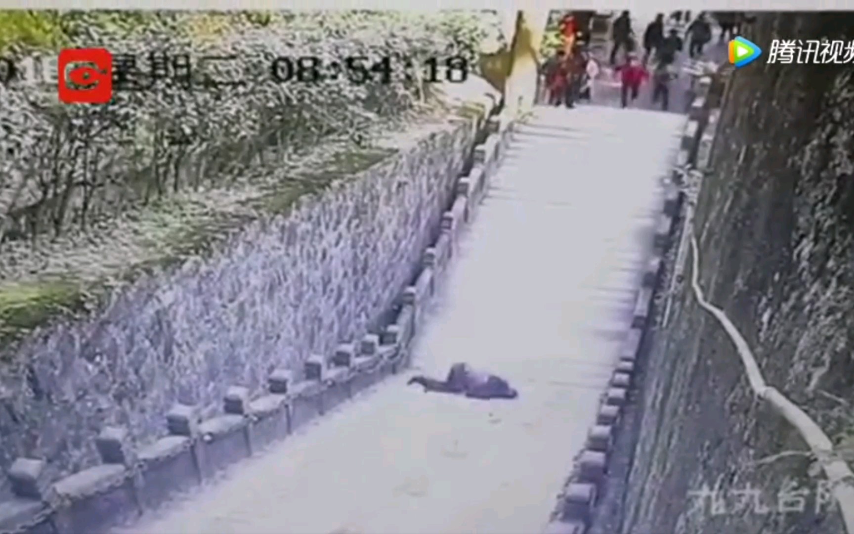怎么看待:游客九华山景区坠落身亡，监控记录惊险瞬间[一次目更~]的第1张示图