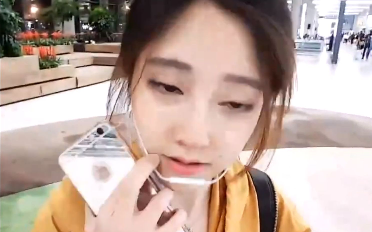 冯提莫在机场唱最初的梦想和路人搭讪暴露出了身高