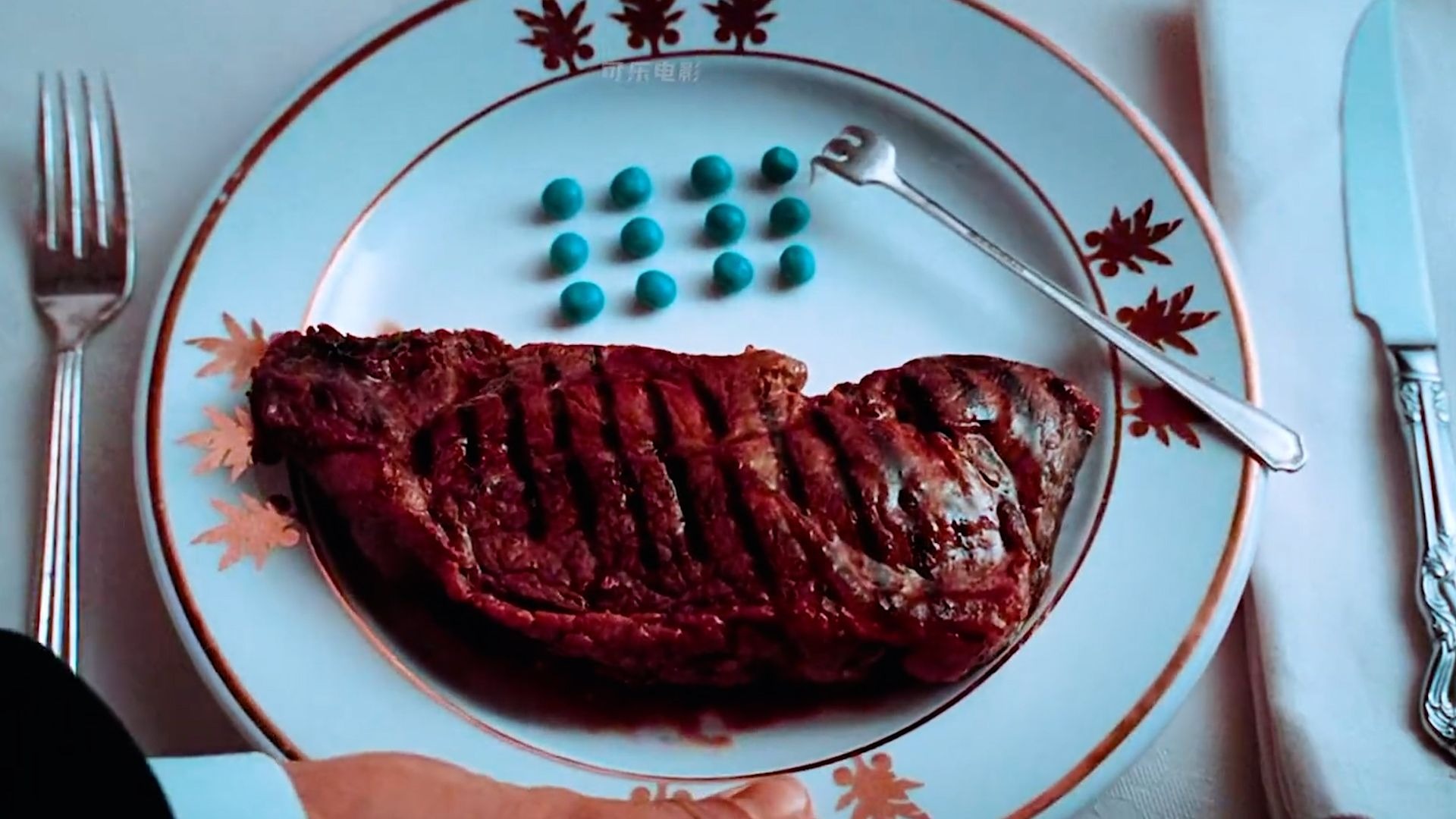 他吃牛排必须摆放12颗豌豆，朋友只是拿了一颗他顿时火冒三丈《飞行家》