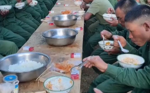 缅北民地武之一的佤邦军午餐，一菜一饭，也就管饱