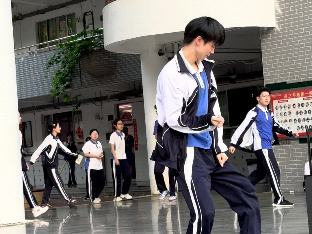 dangerous这一块，没有表演服还是校服 缩略图