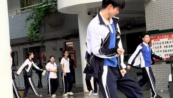 dangerous这一块，没有表演服还是校服