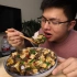 小弟做个麻辣鲜香的鸭血豆腐，用大勺子一口接一口吃的太爽了
