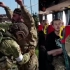 265名乌守军放下武器撤出亚速钢铁厂 俄军公布现场：不少人被抬出