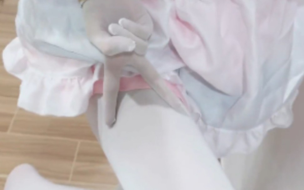 If it's a maid's outfit with white pantyhose, how will Your Excellency respond?