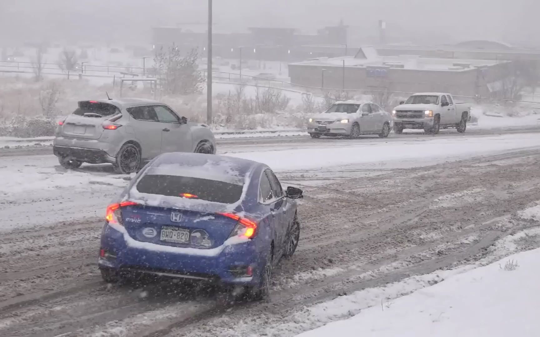 冬季湿滑路面上的各式车辆打滑意外事故