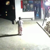 老家妈妈得知儿女能在摄像头看到她，于是经常出没在院子活动，让儿女随时看到她