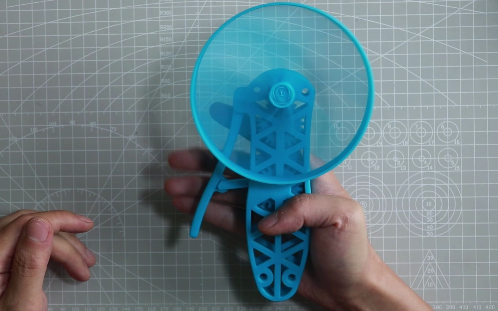 天气太热了，3D打印一把手动风扇吹一吹