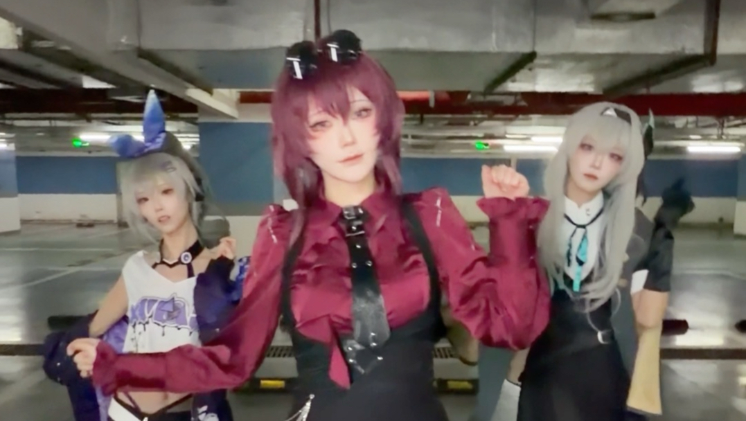 到底谁惹她们了！