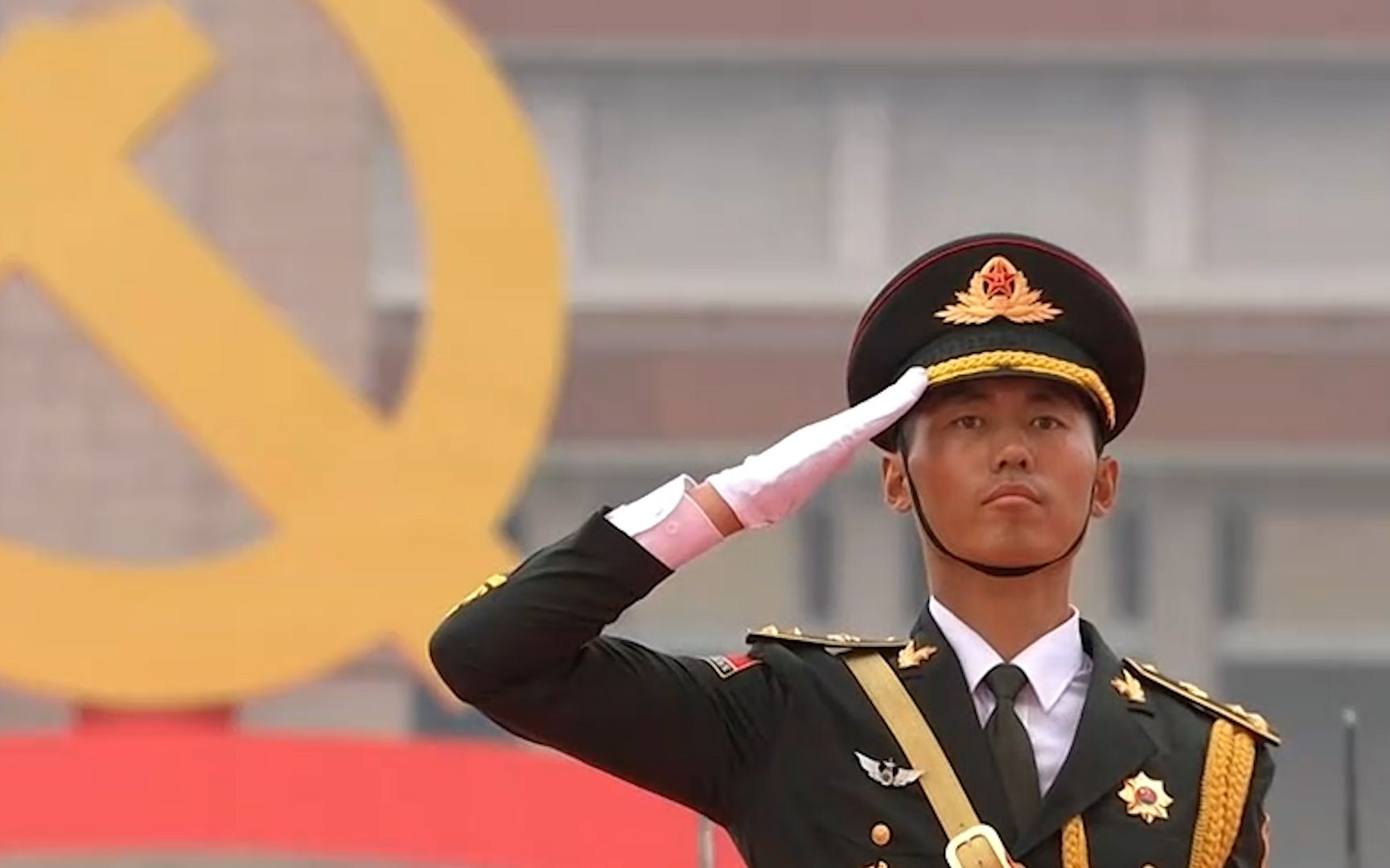 中国共产党成立100周年 天安门广场升旗仪式观众挥舞手中的国旗欢呼
