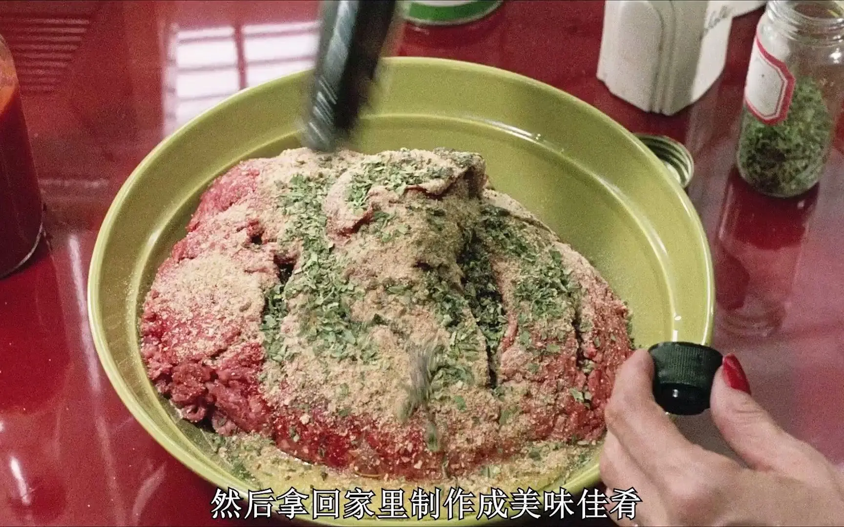 惊悚电影《吃人爸妈》父母从不去菜市场买肉，家里却天天有肉吃