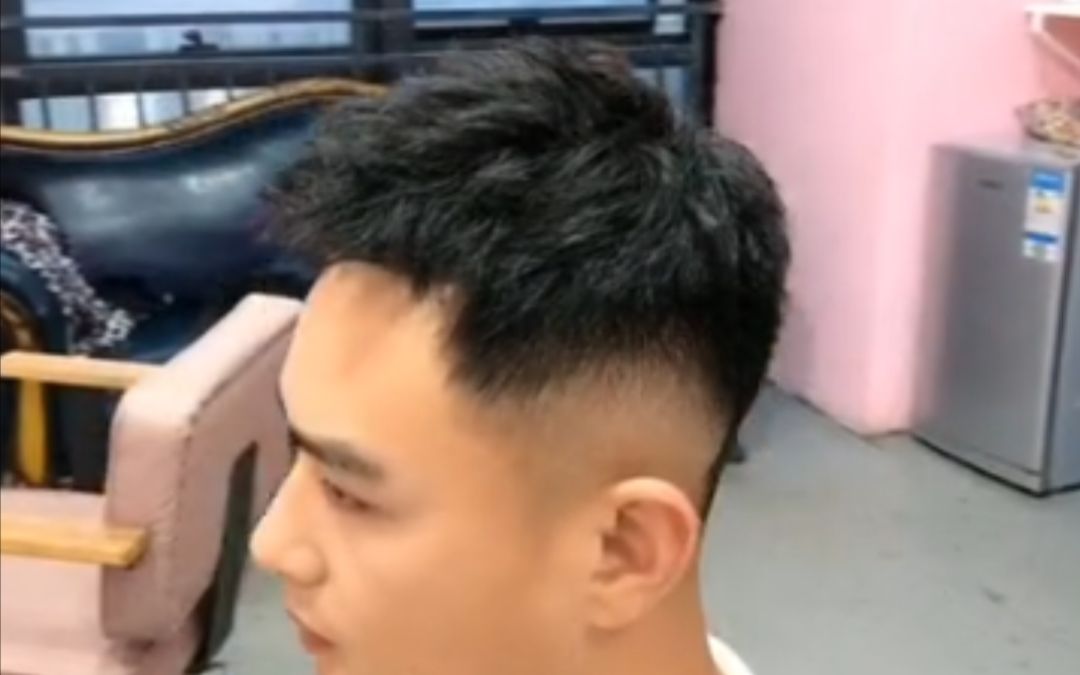 男生发型今年夏季最火发型4cm凌乱夹子烫