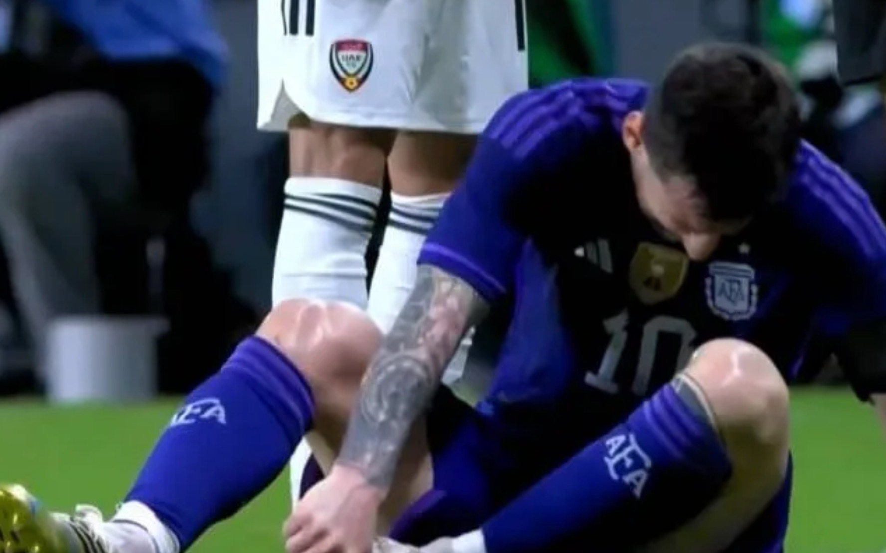世界杯前友谊赛梅西被踢中小腿倒地 阿根廷球迷瞬间急眼发出哀嚎