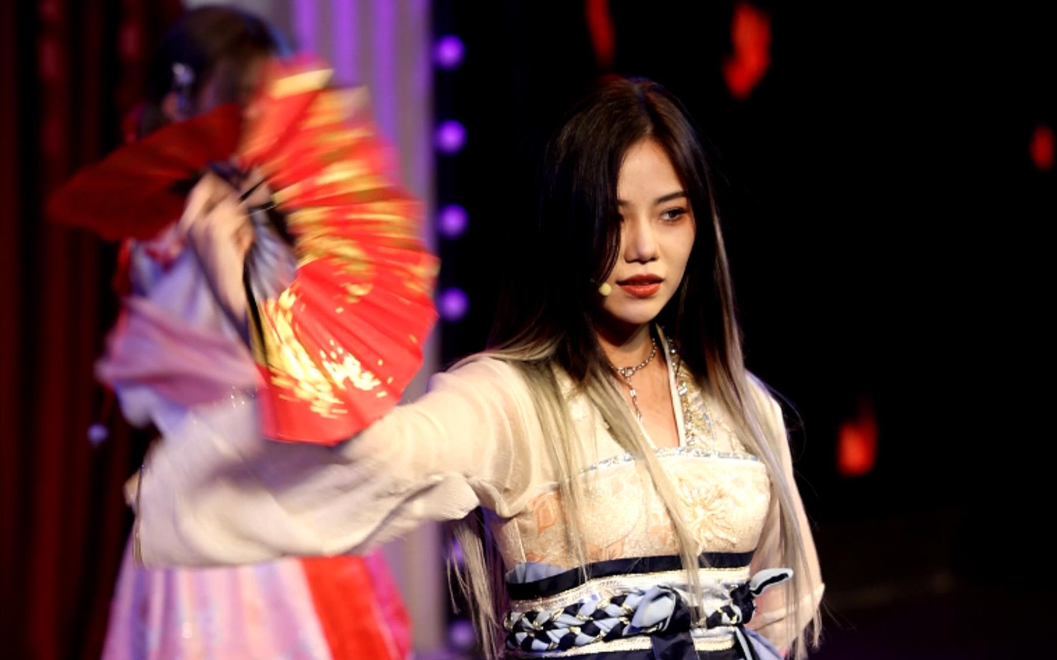 [Zhang Xiaoying] 230311 "Red Leaves for Paper" Focus [4k60p].