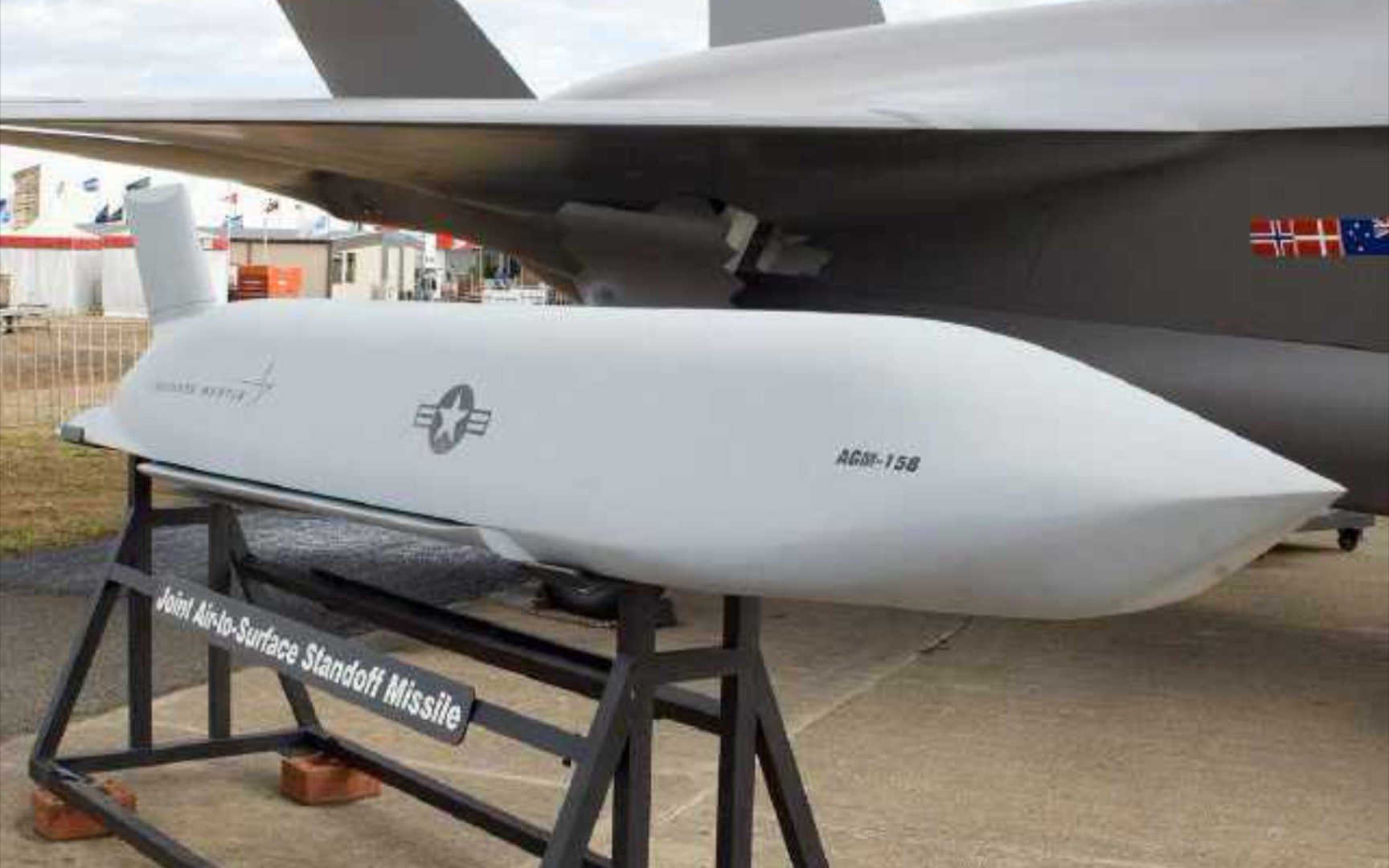 单价450万人民币：世界最强踹门武器AGM-158联合防区外空地导弹