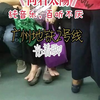 光脚坐车。广州2号线地铁上，一老妇女光着脚，一连坐了好几站，无德