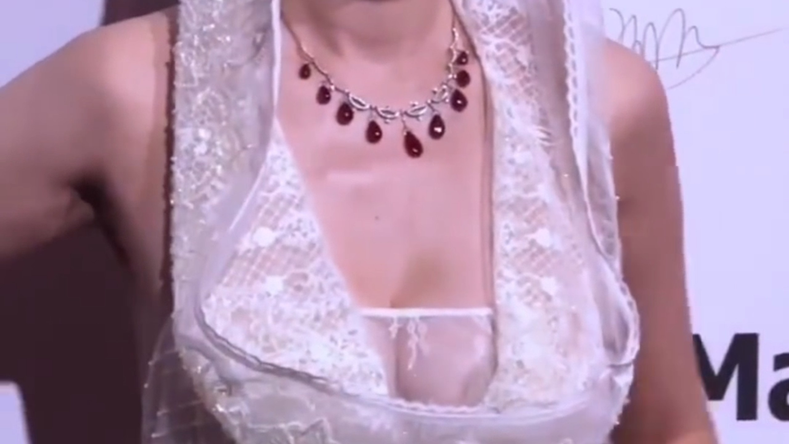 越老越有女人味，张萌，上海时装周惊艳全场，气场十足精美刺绣白嫩低胸礼服！