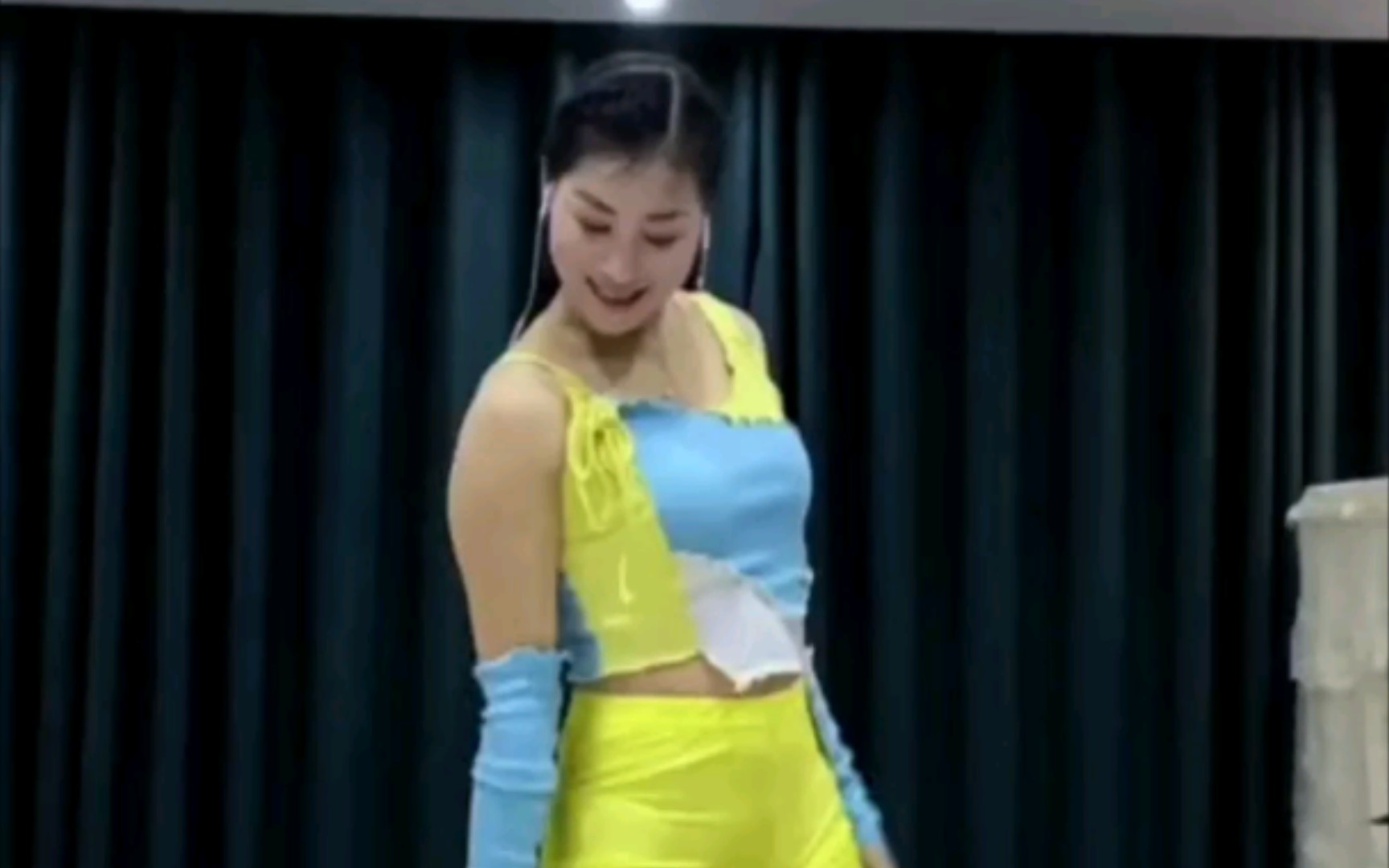 阿姨广场舞（衣服很艳丽）