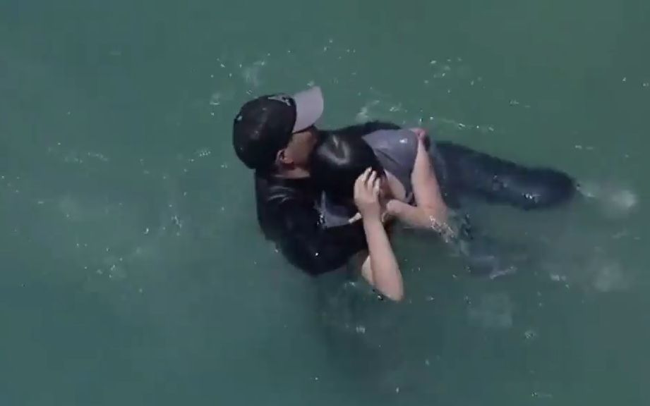 女选手闯关落水,终于知道为什么这么多人想去当救生员