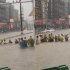 郑州商场负一楼积水多人被困，市民排成一排喊口号合力救人！