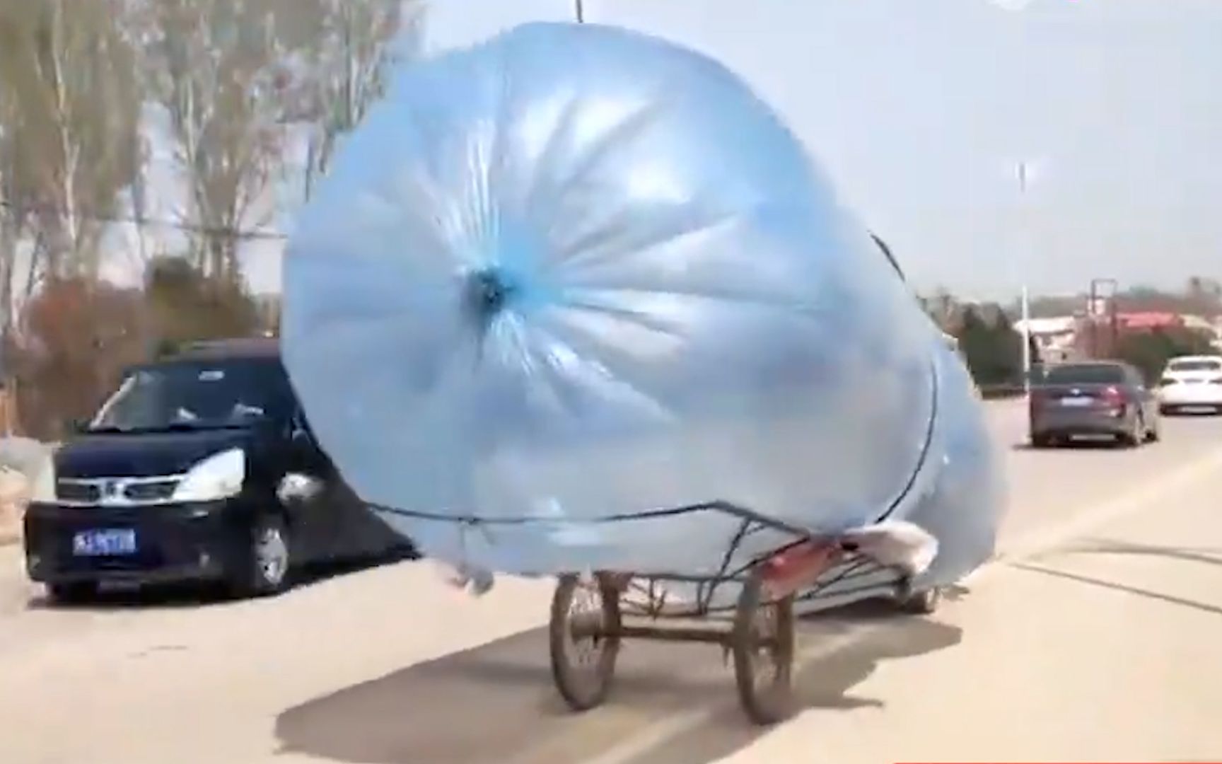 太离谱！村民用塑料气包偷灌售卖天然气 在路上宛如“气球炸弹”