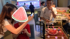 国外海底捞生日服务 1020868023686b348b7725b3c8cdaa5d79ff517e.jpg@280w_158h_1c_100q.jpg