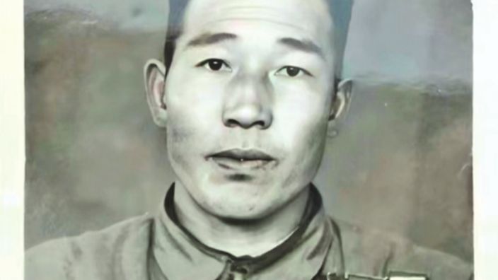 男子在战旗上看到姥爷的名字，联系部队，部队：我们找了他几十年