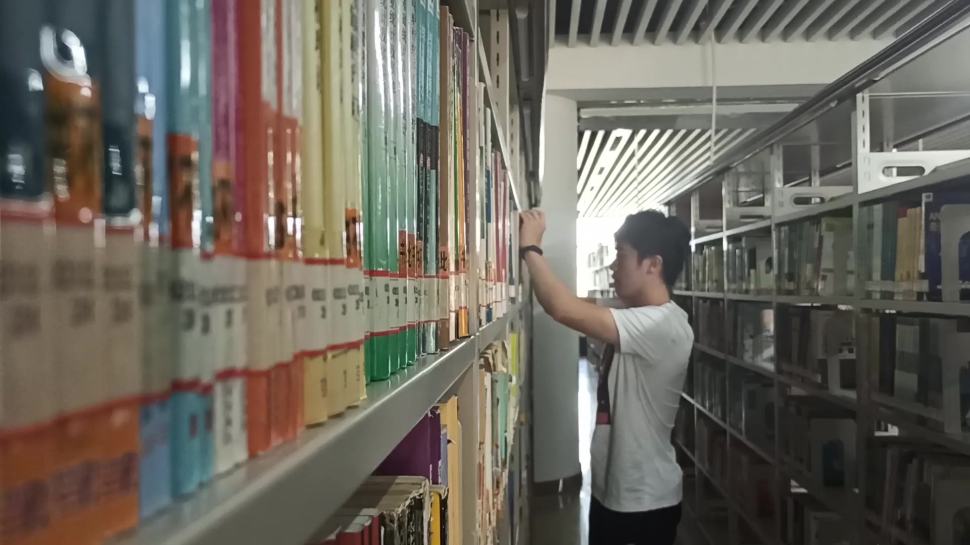 图书馆管理员第一天整理书架