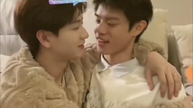 【聪律cp】牛大哥的某些反应连嫂子都震惊了，不愧是男大｜再不下播<em class="keyword">直播</em>都要烧起来了哈哈哈