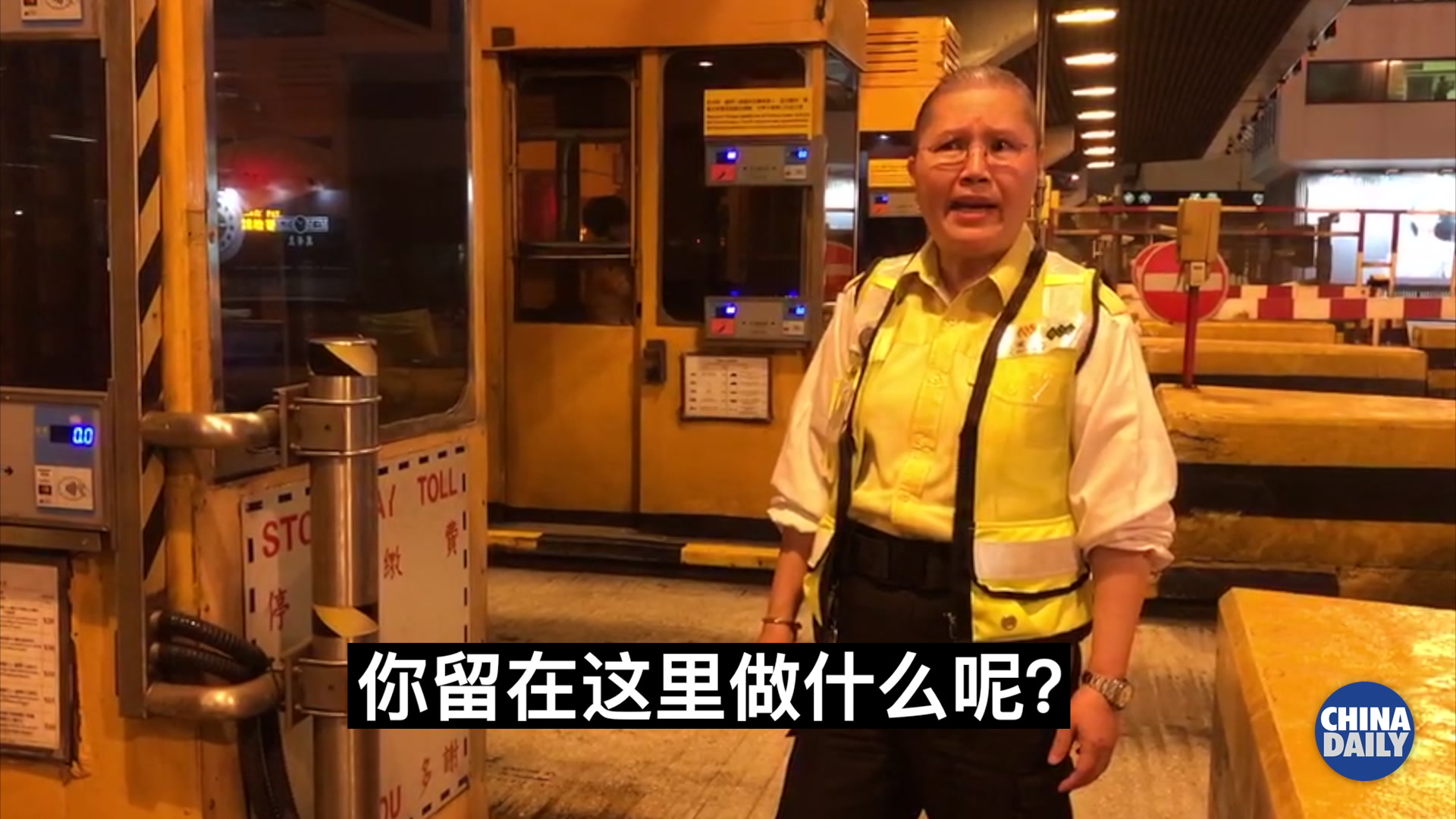 工作人员怒骂香港极端示威者：你不满意就离开香港
