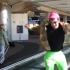 在机场炫耀滑板和骚舞？