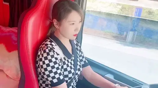 如果将来你娶到一个愿意陪你跑货车的女人，请你一定要拿命珍惜她卡车女司机